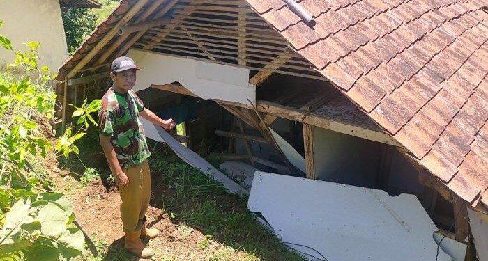 Tebing Setinggi 10 Meter di Margajaya Longsor, Timpa Dua Rumah Warga