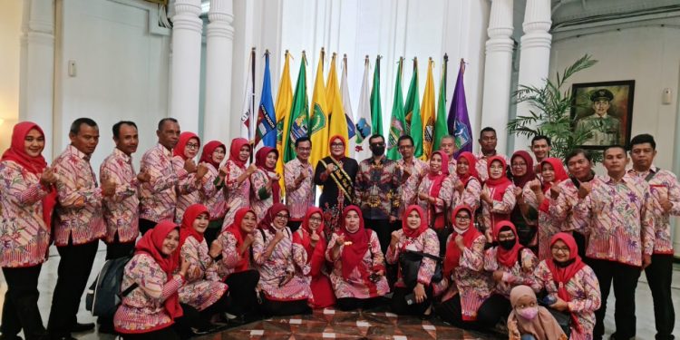 Bunda PAUD Kuningan Dapat Penghargaan Wiyata Dharma Utama
