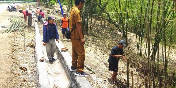 Antisipasi Longsor, Warga Belawa Swadaya Bangun Drainase