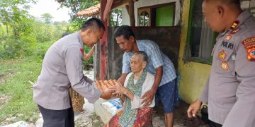 Polsek Ligung Berikan Bantuan kepada Dua Nenek di Desa Kertasari