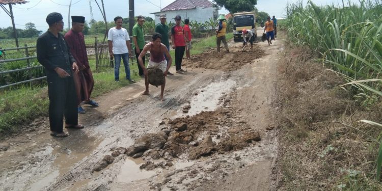 Jalan Poros Antar Kecamatan Rusak Parah