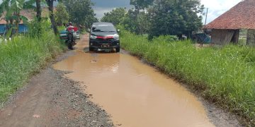Jalan Penghubung Majasari-Sukawera Rusak Parah