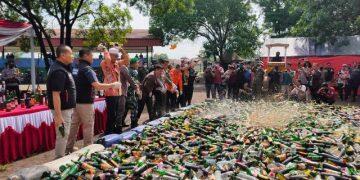 Jelang Nataru, Polresta Cirebon Musnahkan Belasan Ribu Miras