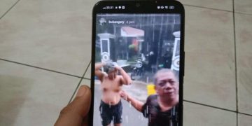 Warga Perum BCA Sukahaji Mandi Air Hujan