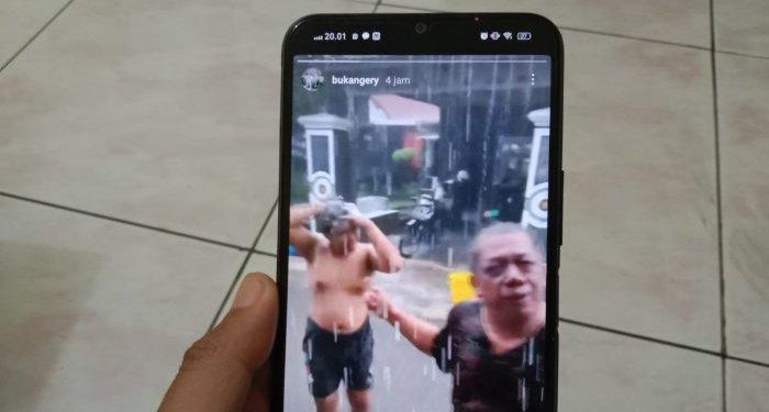 Warga Perum BCA Sukahaji Mandi Air Hujan