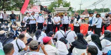 Ribuan Guru Honorer Kepung Pendopo Indramayu