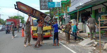 Dari Ribuan Reklame yang Tersebar di 40 Kecamatan, Hanya 69 yang Berizin