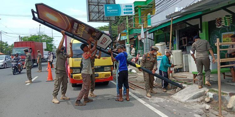 Dari Ribuan Reklame yang Tersebar di 40 Kecamatan, Hanya 69 yang Berizin