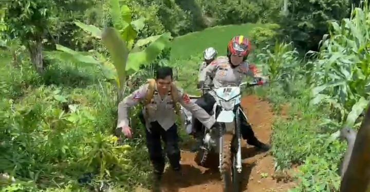 Salurkan Bantuan Gempa Cianjur, Trail Polres Majalengka Tembus Jalan Terjal Pedalaman
