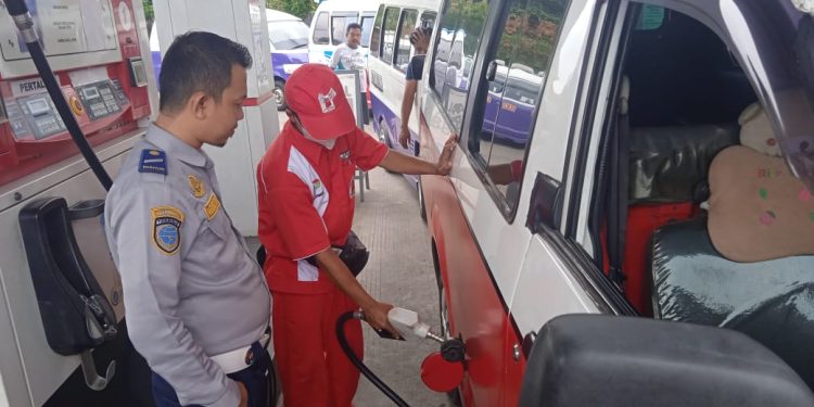 Ratusan Angkot Rela Antre Isi BBM Gratis