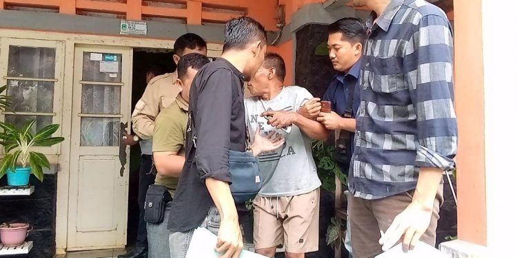 Dukun Cabul Dijemput Paksa Petugas Kepolisian
