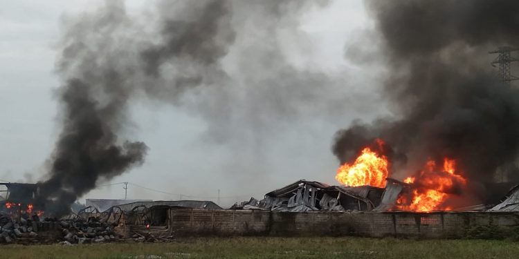 Pabrik Kasur Busa di Arjawinangun Ludes Terbakar Api