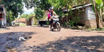 Een Terus Perjuangkan Perbaikan Jalan di Argasunya