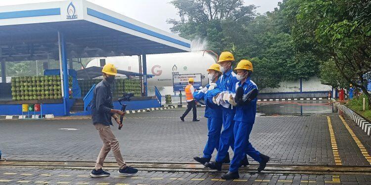 Bulan K3, SPBE Adelya Permata Simulasikan Penanggulangan Darurat