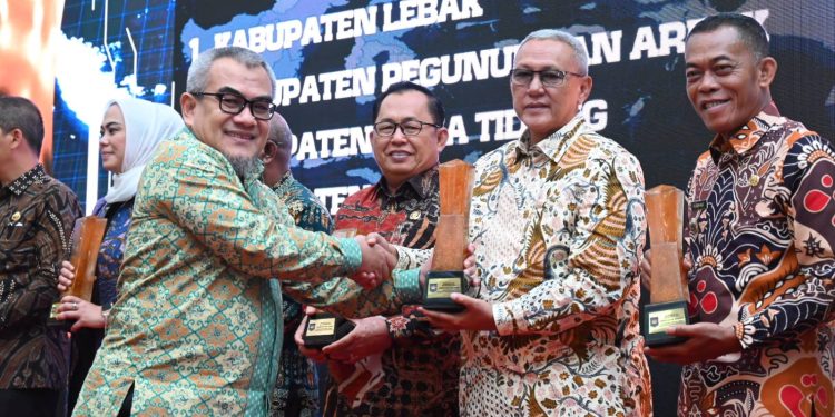 Bupati Acep Diganjar Penghargaan Batas Desa Awards
