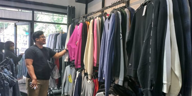 Imbas Penyitaan, Penjual Pakaian Impor Alami Penurunan Penjualan
