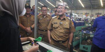 Bupati Lakukan Sidak, Pastikan Perusahaan di Wilayahnya Bayar Upah Sesuai UMK