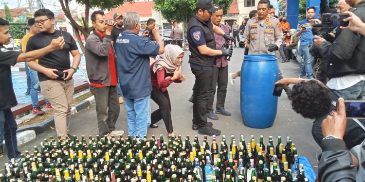 Polres Majalengka Musnahkan Barang Bukti Miras dan Knalpot Bising Hasil Operasi Sebelum Ramadan