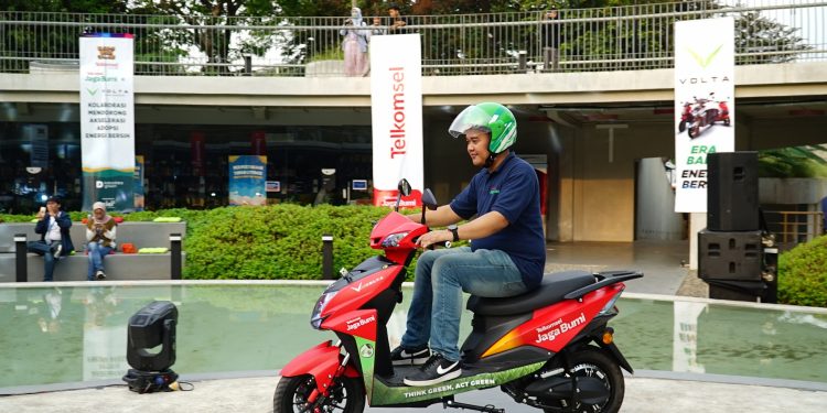 Telkomsel Jaga Bumi Gandeng Volta, Hadirkan Program Bundling Motor Listrik