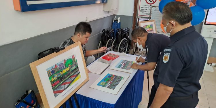 Lukisan Kereta Api Sedot Perhatian Penumpang