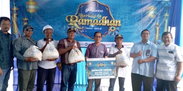 Pelindo Grup Berikan Sembako untuk Warga Sekitar Pelabuhan Cirebon