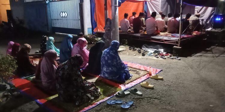 Developer Tak Bangunkan Musala, Warga Perum Griya Beusi Firdaus Solat Tarawih di Jalan dan Sewa Tenda