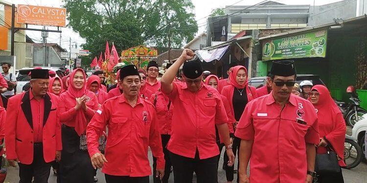 PDI Perjuangan Naik Ojol dan Delman Daftarkan Bacaleg