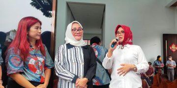 Eti dan Fitria Sambut Kedatangan Para Biksu Thudong