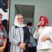 Eti dan Fitria Sambut Kedatangan Para Biksu Thudong