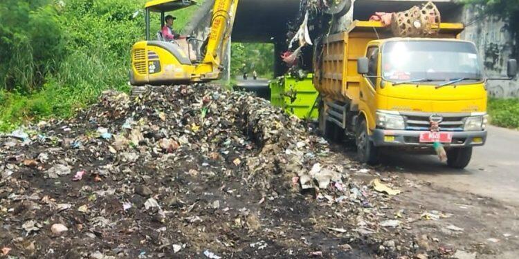 Terjunkan Alat Berat, DLH Bersihkan Sampah di TPSS Desa Setupatok