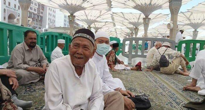Kakek Juhani Asal Majalengka Minta Turun dari Pesawat