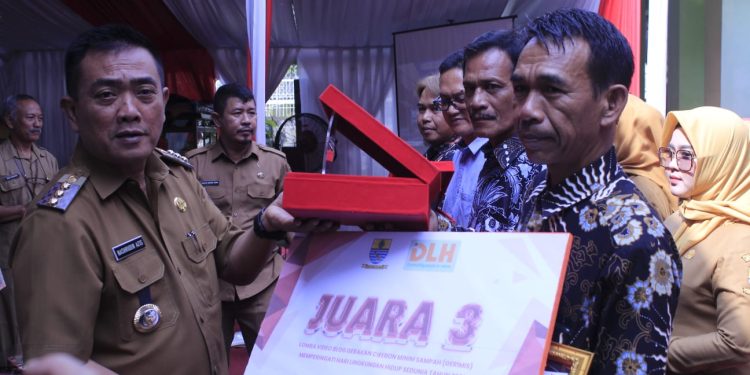 Piagam Penghargaan DLH Kota Cirebon Dipertanyakan