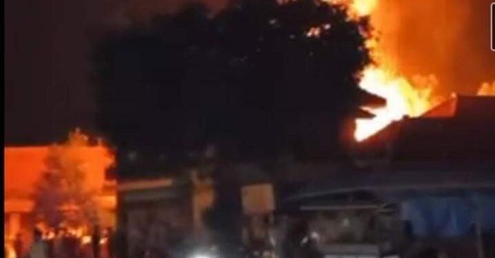 Masjid Alkaromah Terbakar Saat Jamaah Sedang Sholat Isya