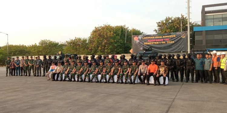 Koopssus TNI Latihan Pembebasan Sandera di Pelabuhan Cirebon