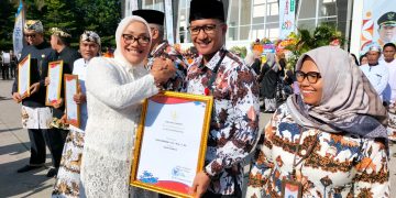 Ekky Bachtiar Diganjar Penghargaan Tokoh Informatif