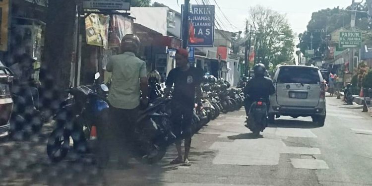 Parkir di Badan Jalan Bikin Macet, Dishub Kuningan Terkesan Cuek