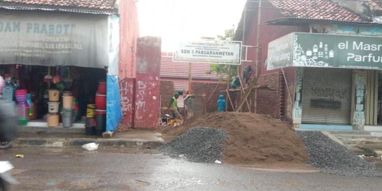 Orang Tua Siswa Sesalkan Gerbang Utama SDN 3 Pabuaran Wetan Ditutup Bangunan