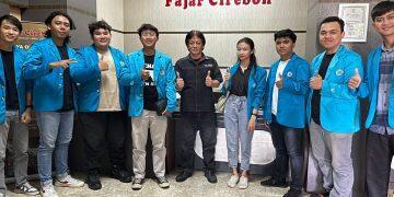 Tugas Mata Kuliah, Mahasiswa Fakultas Ekonomi UGJ Kunjungi Kantor Fajar Cirebon