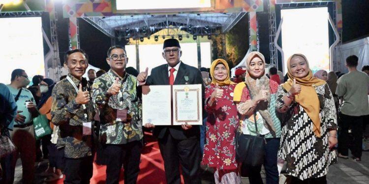 Acep Terima Satyalancana Wira Karya dari Presiden