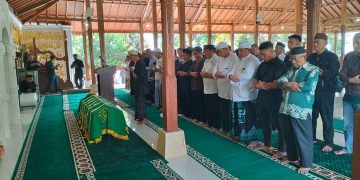 Abah Dadang Dikebumikan di Pemakaman Gunung Jati Cirebon