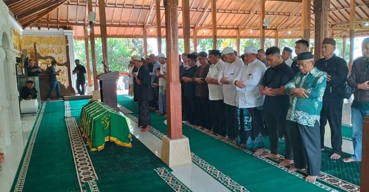 Abah Dadang Dikebumikan di Pemakaman Gunung Jati Cirebon