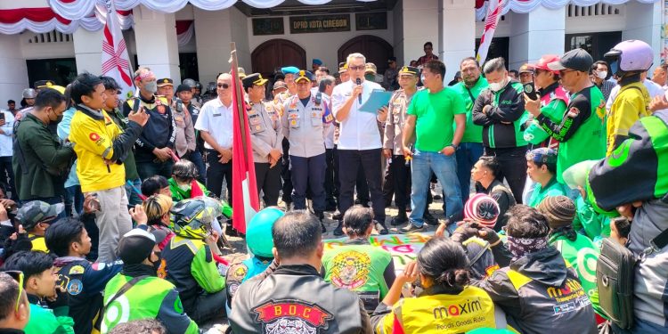 Ribuan Pengemudi Ojol di Kota Cirebon Unjuk Rasa, Tuntut Pencairan BLT Tahun 2022