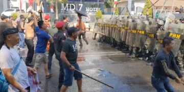 Balaikota dan Gedung DPRD Kota Cirebon Dikepung Massa