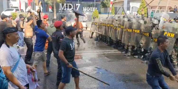 Balaikota dan Gedung DPRD Kota Cirebon Dikepung Massa