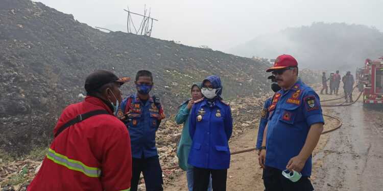 Damkar Kota Cirebon Kirim Bantuan Padamkan Kebakaran TPA Sarimukti