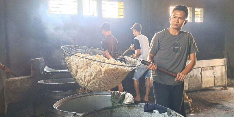 Harga Minyak Goreng Naik, Produksi Pabrik Kerupuk Alami Penurunan