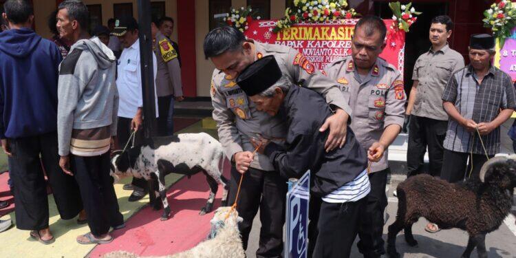 Seorang Kakek di Majalengka Terharu Kambingnya yang Hilang Kini Kembali Lagi