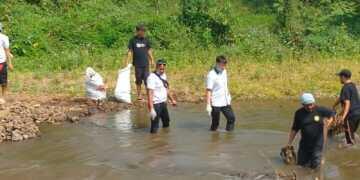 Ratusan Relawan Bersih-bersih Sampah di Hulu Sungai Cisanggarung