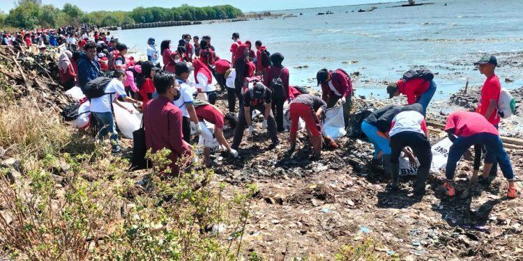 Walikota Cirebon Apresiasi Gerakan Pandawara Bersihkan Sampah Pantai Kesenden