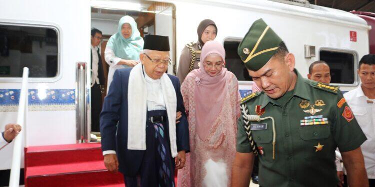 Kunjungan Kerja ke Cirebon, Wakil Presiden RI Gunakan KA Luar Biasa
